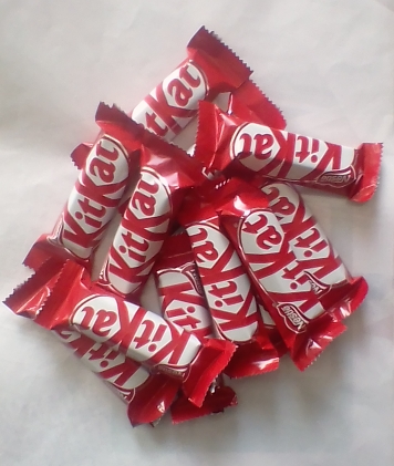 Фотография большого количества KitKat'ов