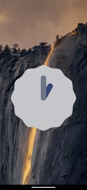 Виджет часов в «пасхалке» Android 13 Tiramisu, на котором установлено 13:00 или 01:00