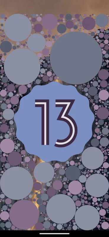 Логотип Android 13, окружённый множеством кругов разных размеров